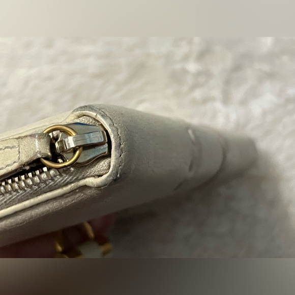 Yves Saint Laurent Cream Leather Wallet with Gold Hardware - Picture 5 of 16